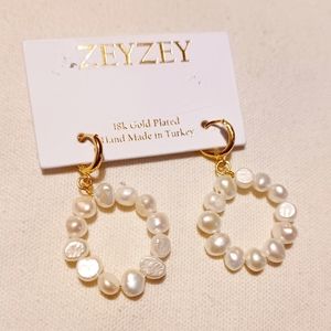 Zeyzey 18 k plated freshwater pearl small hoop earrings Rare